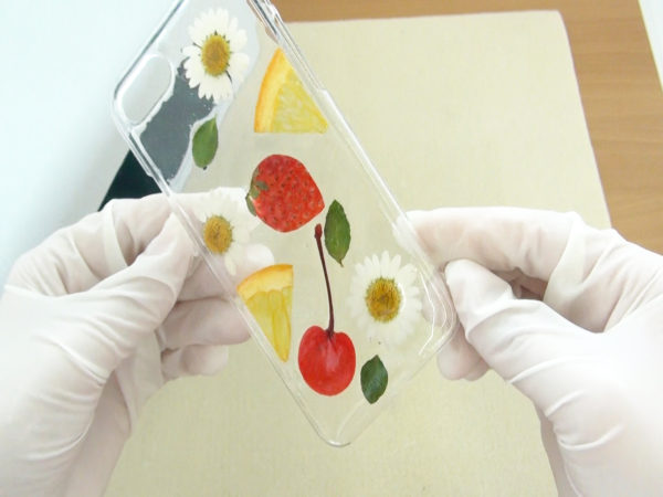 レジンでできる 色鮮やかな押し花でかわいいスマホケースの作り方 Howpon ハウポン