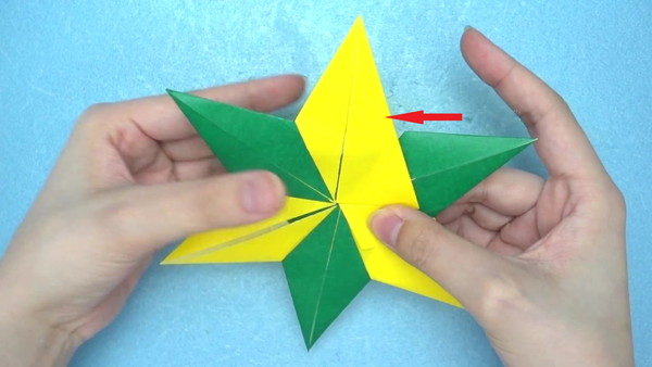 とっても簡単 折り紙で作れるかっこいい 六方手裏剣 の折り方 Howpon ハウポン