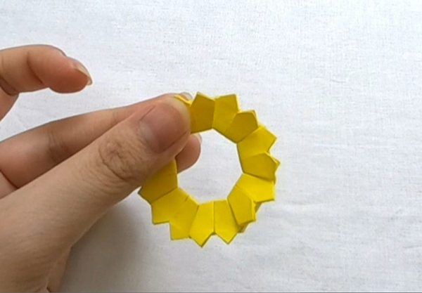 思ったより簡単にできる花の折り紙 ひまわりリース 折り方 作り方 Howpon ハウポン