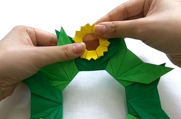 思ったより簡単にできる花の折り紙 ひまわりリース 折り方 作り方 Howpon ハウポン