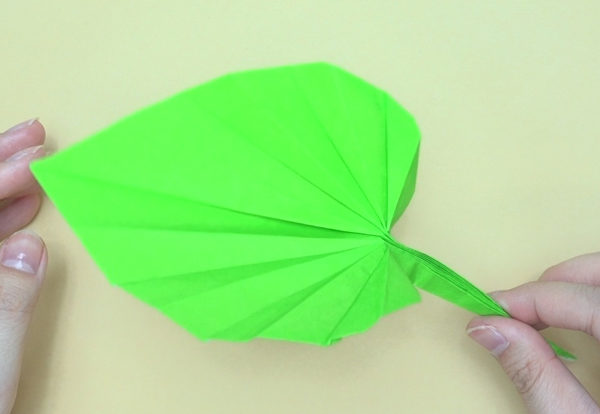 ジブリ アニメでトトロが持ってる 葉っぱ傘 の簡単な折り方 Howpon ハウポン