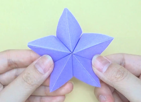 七夕の飾りに 折り紙で簡単に作れるおしゃれな 流れ星 の折り方