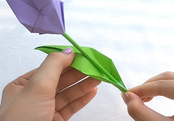 簡単に折れる 折り紙で作れる花 立体チューリップ の折り方 作り方 Howpon ハウポン