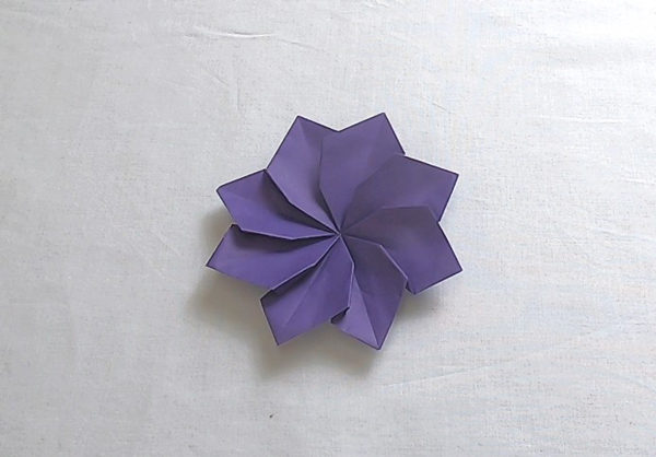 折り紙1枚で花が作れる 立体的で可愛い ダリア の折り方 作り方 Howpon ハウポン