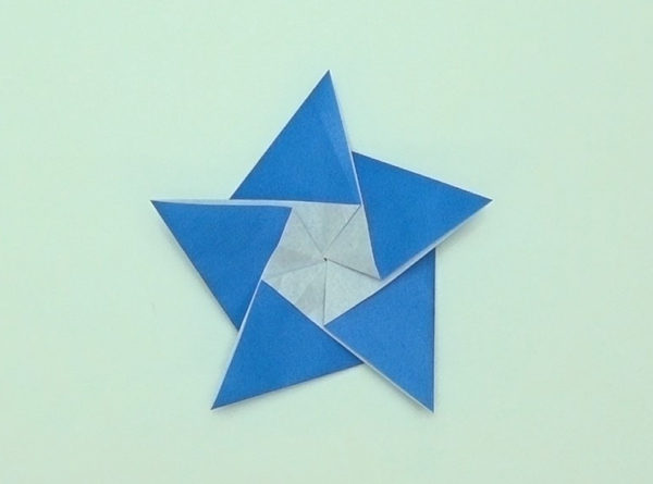 立体なのに簡単 1枚の折り紙で作れる 星 の折り方 Howpon ハウポン