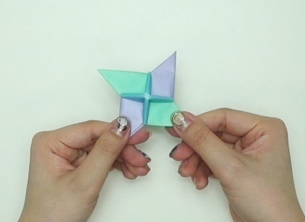 折り紙で簡単に作れる かっこいい 手裏剣こま の折り方 作り方 Howpon ハウポン