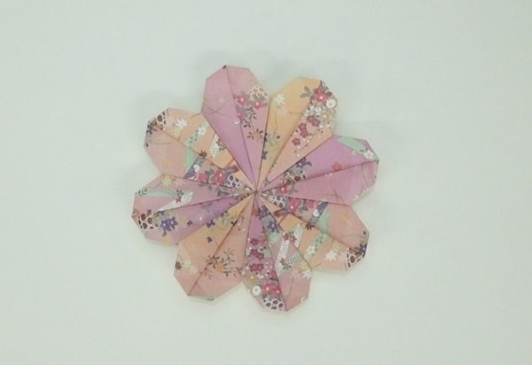 意外と簡単 子供でも作れる平面 花 の折り方 作り方 Howpon ハウポン