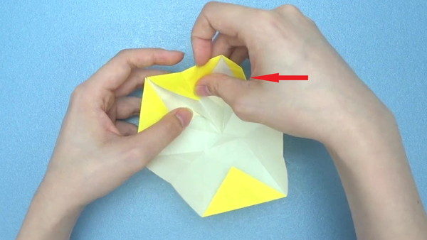 折り紙で簡単に作れるおしゃれな 花瓶 の折り方 作り方 Howpon ハウポン