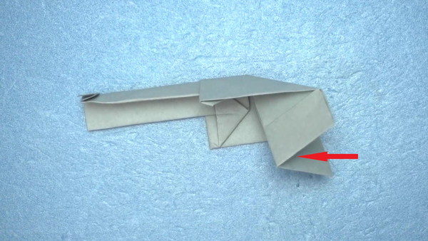 テープを使わない折り紙で簡単に作れるかっこいい武器 銃 の折り方 Howpon ハウポン