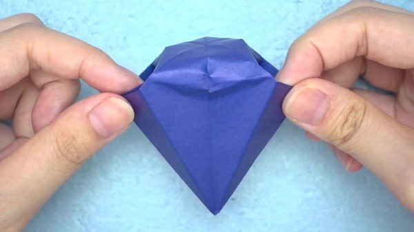 折り紙で作れる ダイヤモンド の簡単な折り方 作り方 Howpon ハウポン