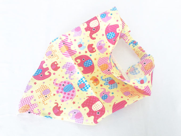 ゴムを使ってるから着脱も楽らく簡単に出来る 子供用三角巾の作り方 Howpon ハウポン