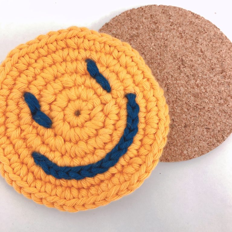 子供も喜ぶ １００均の毛糸で作るニコちゃんコースターの編み方 作り方 Howpon ハウポン