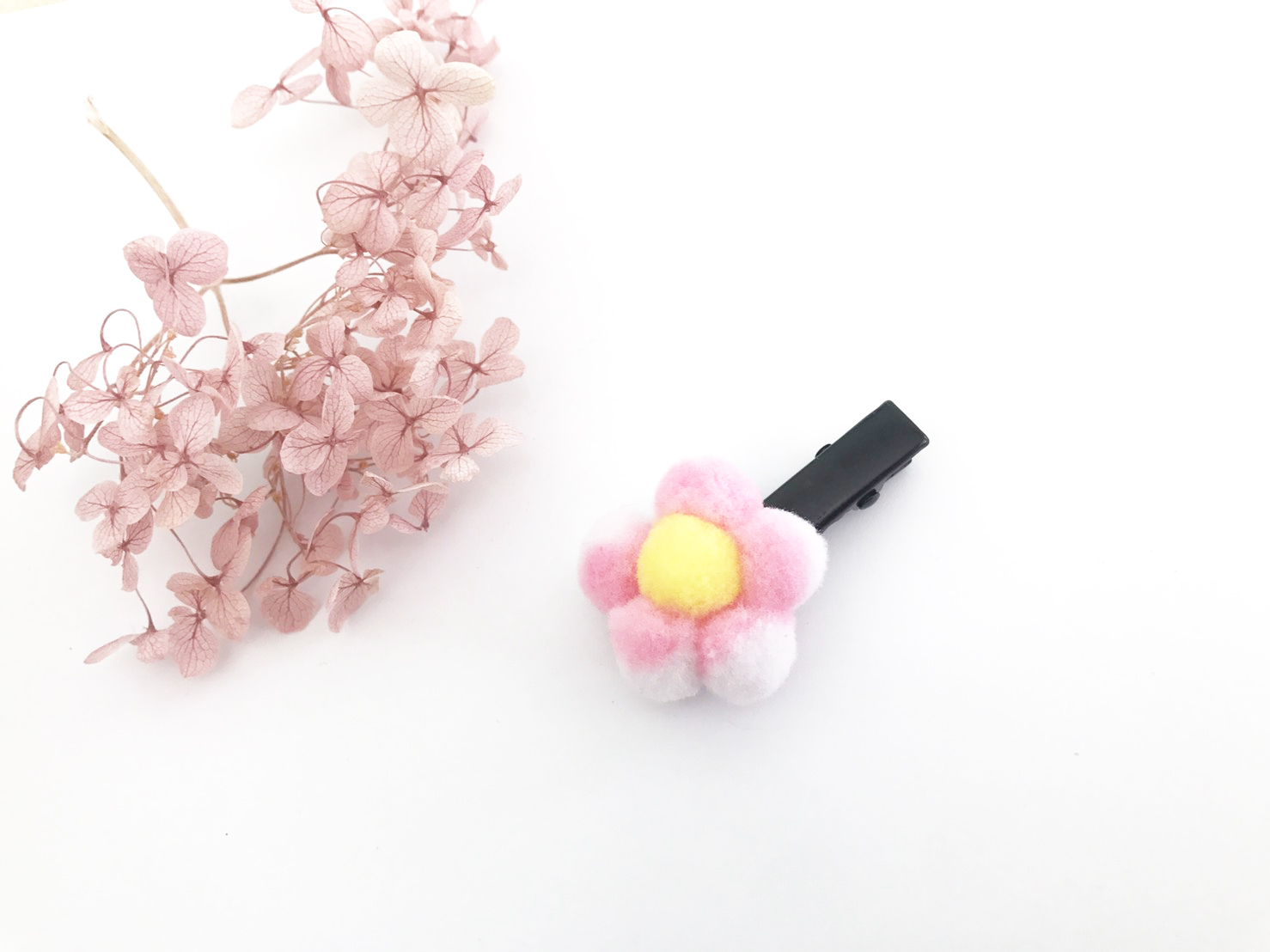 ポンポンボールを使った簡単かわいいお花のキッズアクセサリーの作り方 Howpon ハウポン